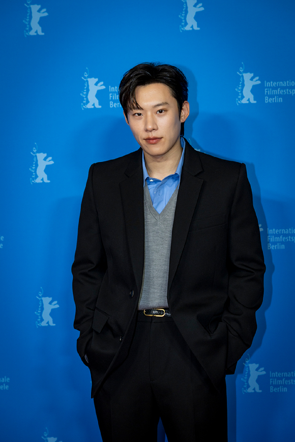 '파과'의 민규동 감독, 이혜영, 김성철이 제75회 베를린국제영화제에 참석해 포즈를 취하고 있다. [사진=&copy; Richard H&uuml;bner / Berlinale 2025]