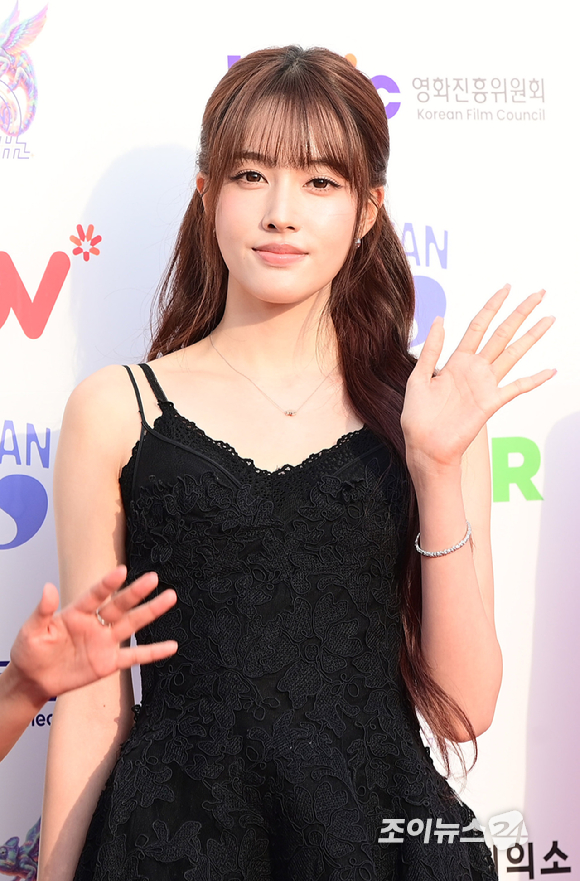 배우 심자윤(스테이씨 윤)이 2일 경기도 부천시 원미구 부천시청 잔디광장에서 진행된 제30회 부천국제판타스틱영화제(BIFAN) 레드카펫 행사에 참석하고 있다. [사진=정소희 기자]