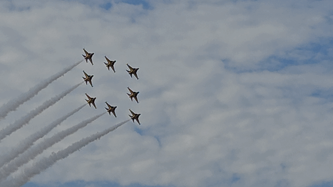  공군 특수비행팀 블랙이글스가 17일 서울공항에서 비행하고 있다. [사진=최란 기자]