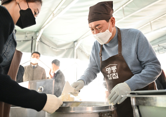 윤석열 대통령 당선인이 30일 서울 명동성당 내 무료 급식소인 명동밥집을 찾아 배식 봉사활동을 하고 있다. [사진=당선인 대변인실]