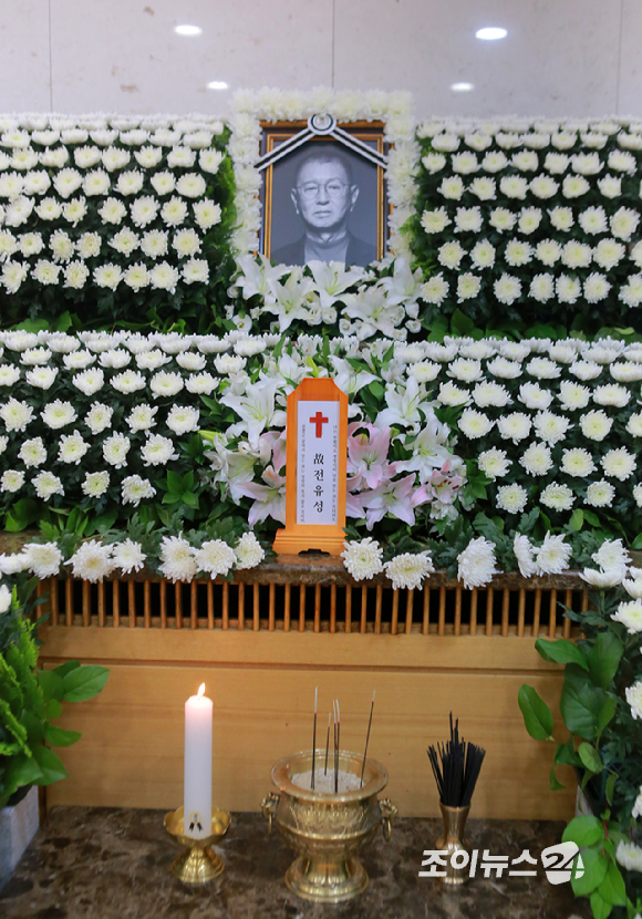 폐기흉 증세 악화로 세상을 떠난 고(故) 전유성의 빈소가 26일 서울아산병원 장례식장에 마련됐다. [사진=사진공동취재단]