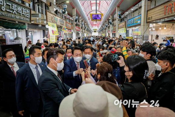 윤석열 대통령 당선인이 29일 충북 청주시 육거리 시장을 방문해 시민들에게 인사를 하고 있다 [사진=인수위 사진기자단]