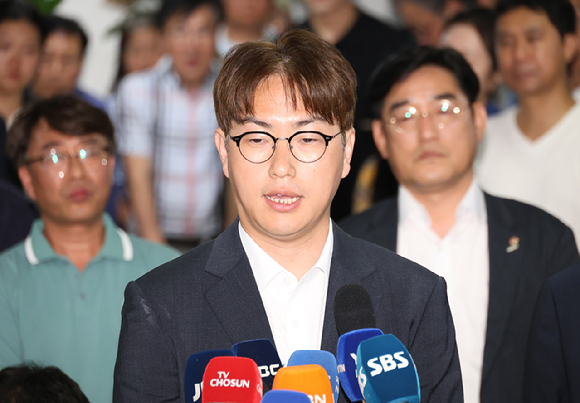 더불어민주당 우상호 강원특별자치도지사 후보가 4일 춘천시 더불어민주당 강원도당에서 당선이 확실시된 뒤 기뻐하고 있다. 2026.6.4 [사진=연합뉴스]