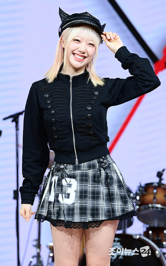 밴드 레이턴시 지지원이 18일 오후 서울 마포구 상암동 쇼킹케이팝센터에서 열린 레이턴시(LATENCY) 첫 미니앨범 '레이트 오'클락'(LATE O'CLOCK) 쇼케이스에서 포토타임을 갖고 있다. [사진=정소희 기자]