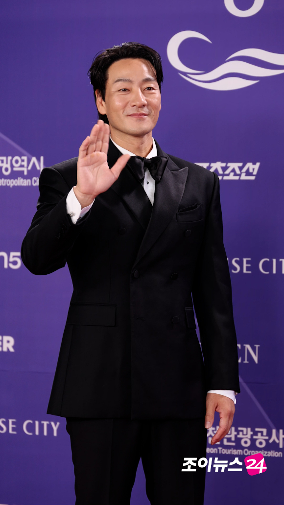 배우 박해수가 31일 오후 인천시 영종구 운서동 파라다이스시티에서 열린 제5회 청룡시리즈어워즈 레드카펫 행사에 참석하고 있다. [사진=문수지 기자]