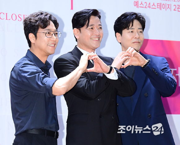 배우 오만석-배수빈-홍우진이 2일 오후 서울 종로구 대학로 이음아트홀에서 열린 연극 '클로저' 제작 발표회에 참석하고 있다. [사진=정소희 기자]