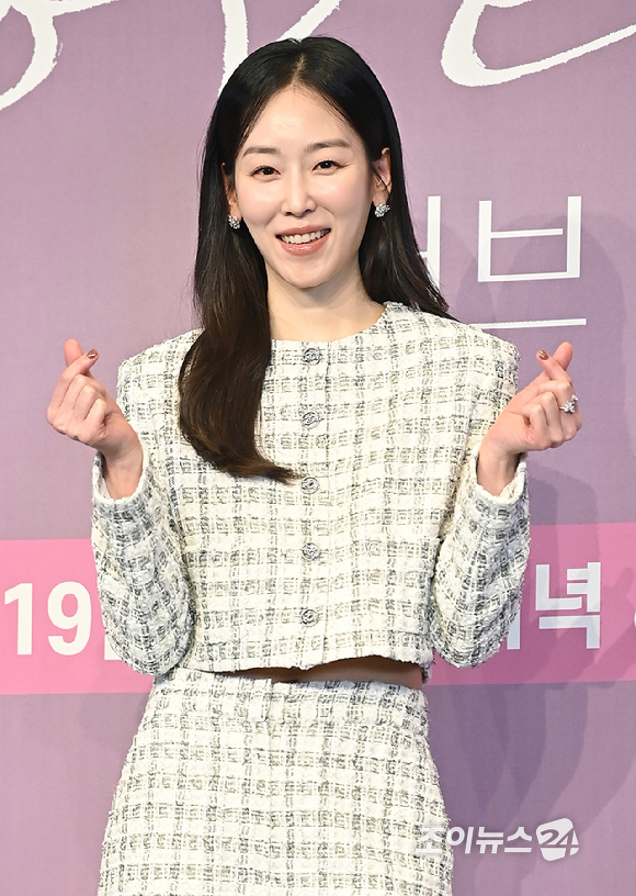 배우 서현진이 18일 서울 구로구 더 링크 서울 호텔에서 열린 JTBC 새 금요시리즈 '러브 미' 제작발표회에서 포즈를 취하고 있다. [사진=곽영래 기자]