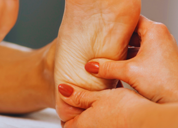  '족저근막염'을 앓고 있는 이들이 유용하게 따라 할 수 있는 운동법이 전문가에 의해 소개됐다. 사진은 본 기사 내용과 무관. [사진=The Foot Hub]