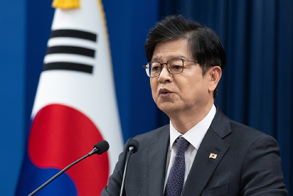 성기홍 홍보소통수석이 1일 청와대 기자회견장에서 인사 관련 브리핑을 하고 있다. 2026.10.1 [청와대통신사진기자단] [사진=연합뉴스]