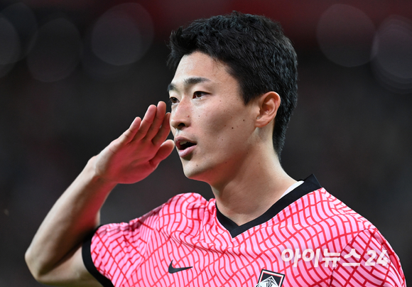 한국 조규성이 14일 오후 서울 마포구 서울월드컵경기장에서 열린 축구 국가대표팀 평가전 대한민국 대 이집트 경기에서 추가골을 넣은 후 거수경례 세리머니를 하고 있다. [사진=김성진 기자]