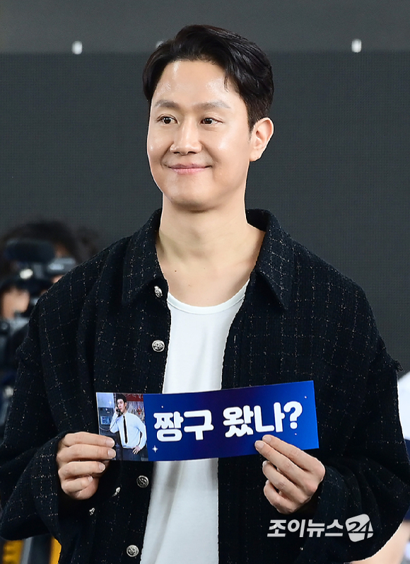 배우 겸 감독 정우가 20일 오후 부산광역시 해운대구 우동 영화의 전당에서 열린 제30회 부산국제영화제(BIFF) '짱구' 오픈토크 행사에 참석하고 있다. [사진=정소희 기자]