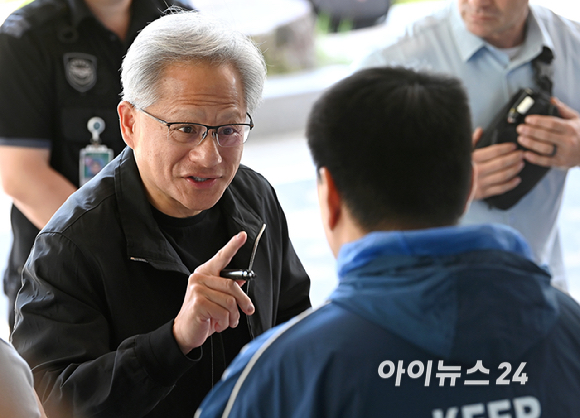 젠슨 황 엔비디아 최고경영자(CEO)가 방한 일정을 마치고 9일 서울김포비즈니스항공센터를 통해 출국에 앞서 시민들에게 사인을 해주고 있다. [사진=곽영래 기자]