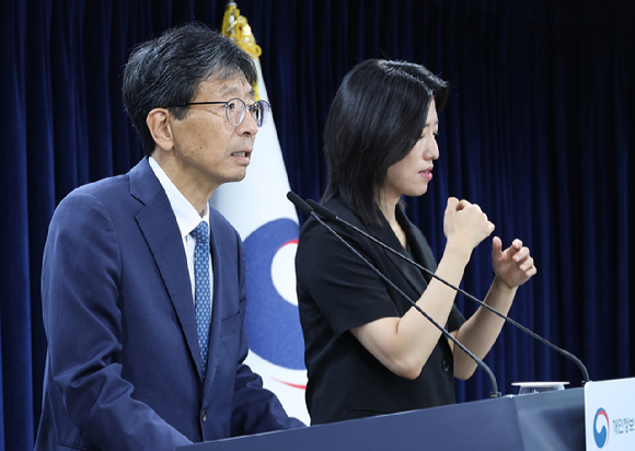 양청삼 개인정보보호위원회 사무처장(왼쪽)이 30일 서울 종로구 정부서울청사에서 브리핑을 열고 KT의 개인정보 유출 사고 제재 결과에 대해 발표하고 있다. [사진=연합뉴스]