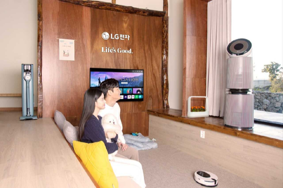 LG전자 모델이 '어나더 하우스 펫 스테이 안성'에서 LG 프리미엄 가전을 체험하고 있다. [사진=LG전자]