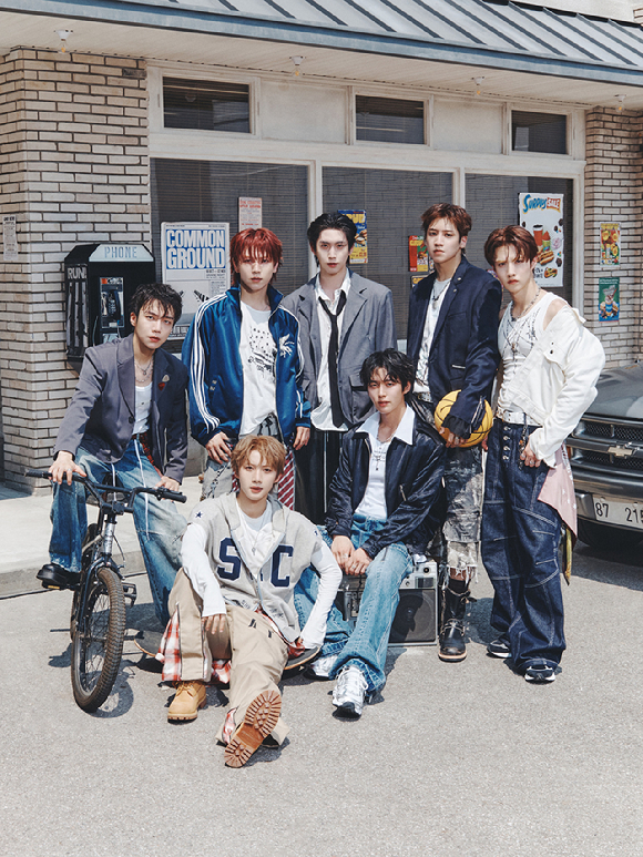펜타곤 단체 콘셉트 포토 [사진=NAKED]