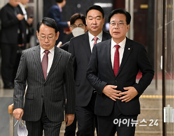 국민의힘 송언석 원내대표와 김도읍 정책위의장 등 지도부가 7일 오전 국회에서 열린 원내대책회의에 참석하고 있다. [사진=곽영래 기자]