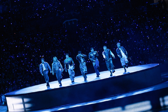 방탄소년단이 미국 탬파 레이먼드 제임스 스타디움(Raymond James Stadium)에서 &lsquo;BTS WORLD TOUR &lsquo;ARIRANG&rsquo; IN NORTH AMERICA'를 열고 무대를 선보이고 있다. [사진=빅히트뮤직]
