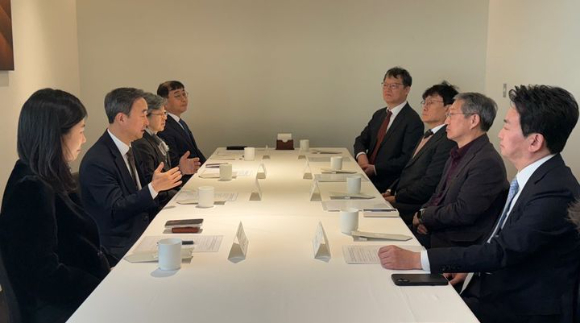 국가인공지능전략위원회 임문영 부위원장과 한국방송협회 방문신 회장이 국내 AI산업과 미디어&middot;콘텐츠 산업의 동반 성장을 위해 오찬 회동을 가졌다. [사진=국가AI위원회]