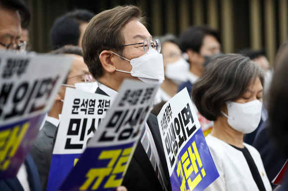 이재명 더불어민주당 의원이 11일 서울 여의도 국회에서 열린 의원총회에서 윤석열 정부를 비판하는 피켓을 들고 있다. (공동취재사진) [사진=뉴시스]