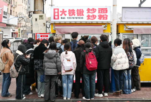 중국의 한 아버지가 딸의 "학식 맛없다"는 말에 900km를 달려와 대학 앞에 노점을 차려 화제가 되고 있다. 사진은 해당 부녀. [사진=바이두 갈무리]