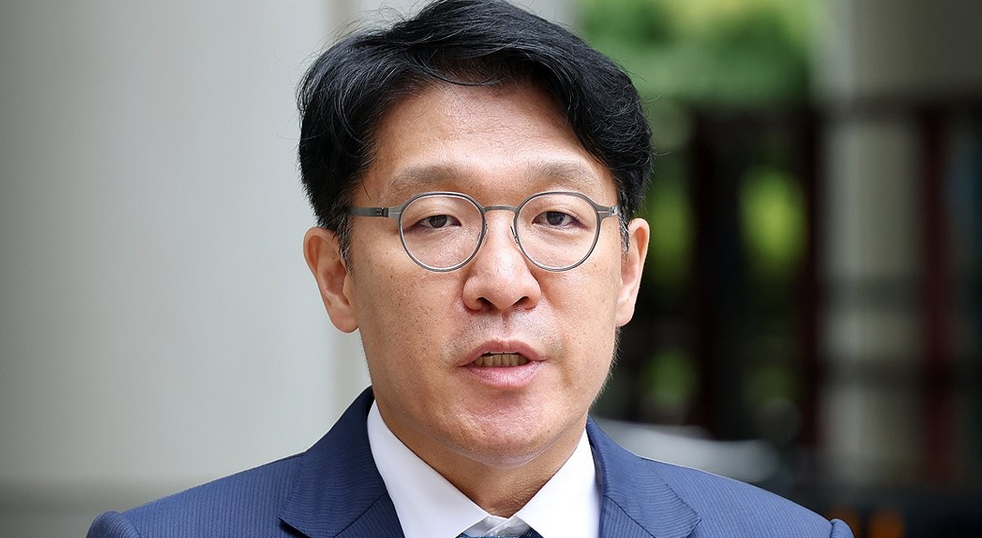 김건희 여사에게 고가의 그림을 건네고 공천을 청탁했다는 의혹을 받는 김상민 전 부장검사가 2025년 9월 17일 서울 서초구 서울중앙지법에서 열린 구속 전 피의자 심문(영장실질심사)에 출석하면서 취재진 질문에 답하고 있다. 김 전 검사는 그러나 2026년 2월 9일, 1심에서 청탁혐의에 대해서는 무죄를 선고 받았다. 다만 법원은 22대 총선 전 지인으로부터 선거차량 비용을 대납받았다는 혐의를 유죄로 인정해 징역 6개월에 집행유예 1년을 선고했다. 2025.9.17 [공동취재] [사진=연합뉴스]