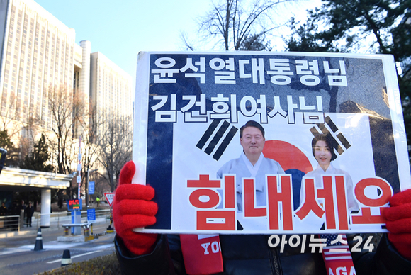 12.3 비상계염 관련 내란 우두머리 혐의를 받는 윤석열 전 대통령의 결심공판이 진행 중인 가운데 13일 서울 서초구 서울 중앙지방법원 앞에서 윤 전 대통령의 지지자들이 피켓을 들고 있다. [사진=곽영래 기자]