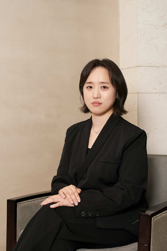 김미조 감독이 영화 '경주기행' 인터뷰에 앞서 포즈를 취하고 있다. [사진=롯데엔터테인먼트]