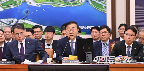김윤덕 국토교통부 장관이 29일 오전 서울 여의도 국회 국토교통위원회에서 열린 국토교통부 등에 대한 국정감사에서 질의에 답하고 있다. [사진=곽영래 기자]