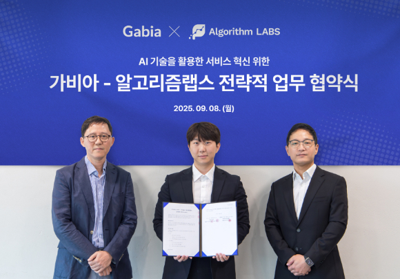 (왼쪽부터) 송태형 가비아 CTO, 손진호 알고리즘랩스 대표, 이정환 가비아 이사가 업무협약을 맺은 뒤 기념 촬영하고 있다. [사진=가비아]