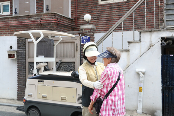 hy 프레시 매니저가 홀몸 어르신의 안부를 확인하고 있다. [사진=hy]