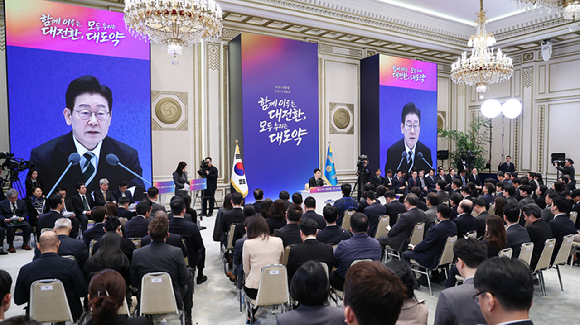 이재명 대통령이 21일 청와대 영빈관에서 열린 신년기자회견에서 취재진 질문을 받고 있다. 2026.1.21 [사진=연합뉴스]