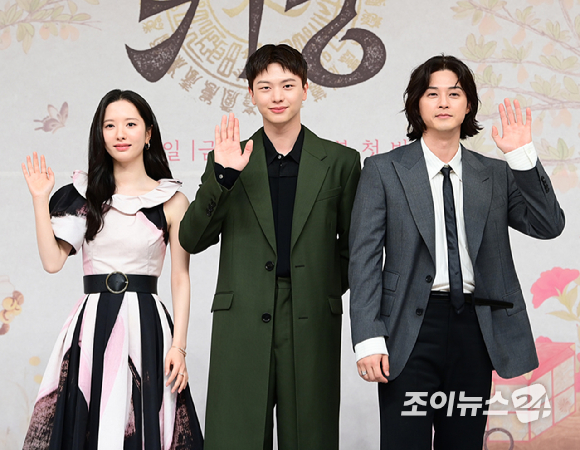 배우 김지연-육성재-김지훈이 17일 오후 서울 양천구 목동 SBS 사옥에서 진행된 SBS 새 금토드라마 '귀궁' 제작발표회에 참석해 포즈를 취하고 있다. [사진=정소희 기자]