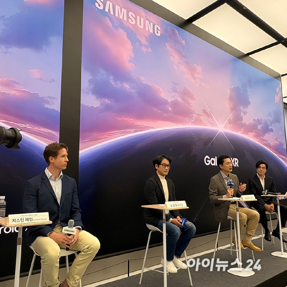 삼성전자 관계자가 갤럭시XR을 쓰고 시연하는 모습. [사진=권서아 기자]