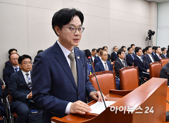 김정관 산업통상부 장관이 13일 서울 국회에서 열린 산업통상자원중소벤처기업위원회 국정감사에서 업무보고를 하고 있다. [사진=곽영래]