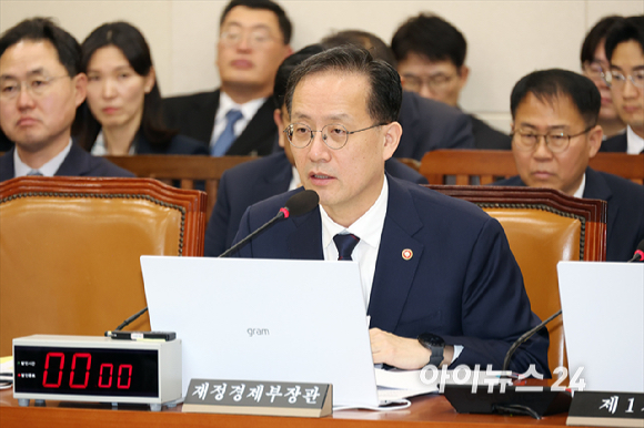 이형일 경제부총리 겸 재정경제부 장관이 6일 오전 서울 여의도 국회에서 열린 재정경제부에 대한 국정감사에서 의원 질의에 답변하고 있다. [사진=곽영래 기자]