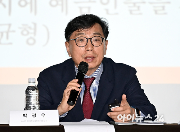 박광우 KAIST 금융전문대학원 교수가 28일 오후 서울 중구 전국은행연합회관 국제회의실에서 열린 제3회 아이뉴스24 금융포럼 '사이버 뱅크런, 우리는 안전한가'에서 집중토론 패널로 참석해 발언하고 있다. [사진=곽영래 기자]