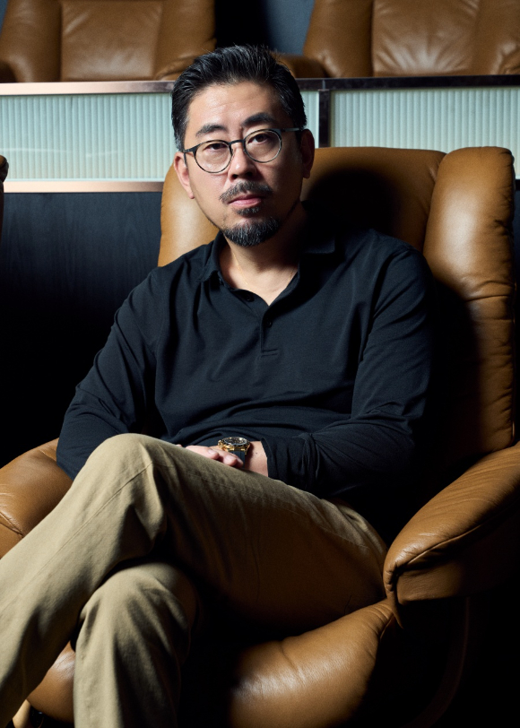 나홍진 감독이 영화 '호프' 인터뷰에 앞서 포즈를 취하고 있다. [사진=플러스엠엔터테인먼트]