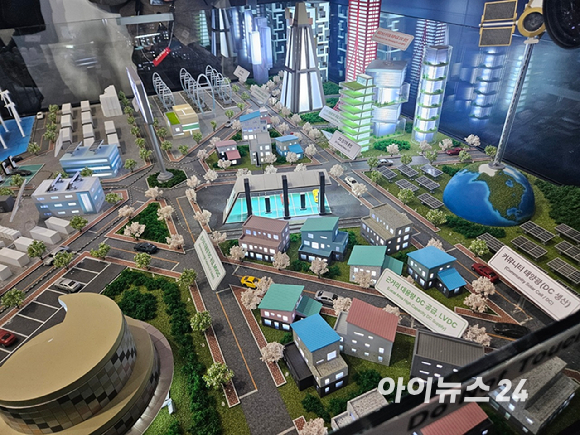 안덕근 산업통상자원부 등 주요 인사 18명이 12일 서울 강남구 코엑스에서 열린 일렉스(ELECS)코리아 2025 전시회에 마련된 부스 앞에서 설명을 듣고 있다. [사진=설재윤 기자]