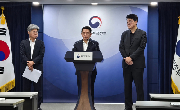 서울 시내 한 음식점에서 라이더가 배달 음식을 수령하고 있다. [사진=연합뉴스]