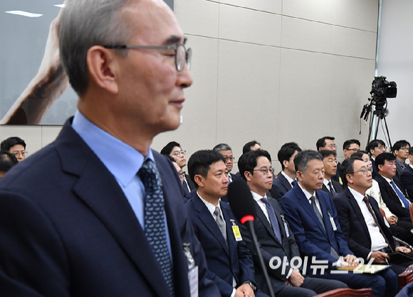 김영섭 KT 대표가 21일 서울 여의도 국회 과학기술정보방송통신위원회에서 열린 정보통신산업진흥원 등에 대한 국정감사에서 질의에 답변하고 있다.왼쪽부터 홍범식 LGU+ 대표, 조좌진 롯데카드 대표, 김광일 MBK 대표이사, 유영상 SKT 대표. [사진=곽영래 기자]