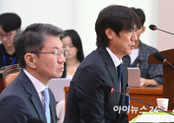 홍명보 전 축구대표팀 감독이 30일 국회 문화체육관광위원회에서 열린 대한축구협회 현안 관련 청문회에서 의원 질의에 답변하고 있다. [사진=곽영래 기자]