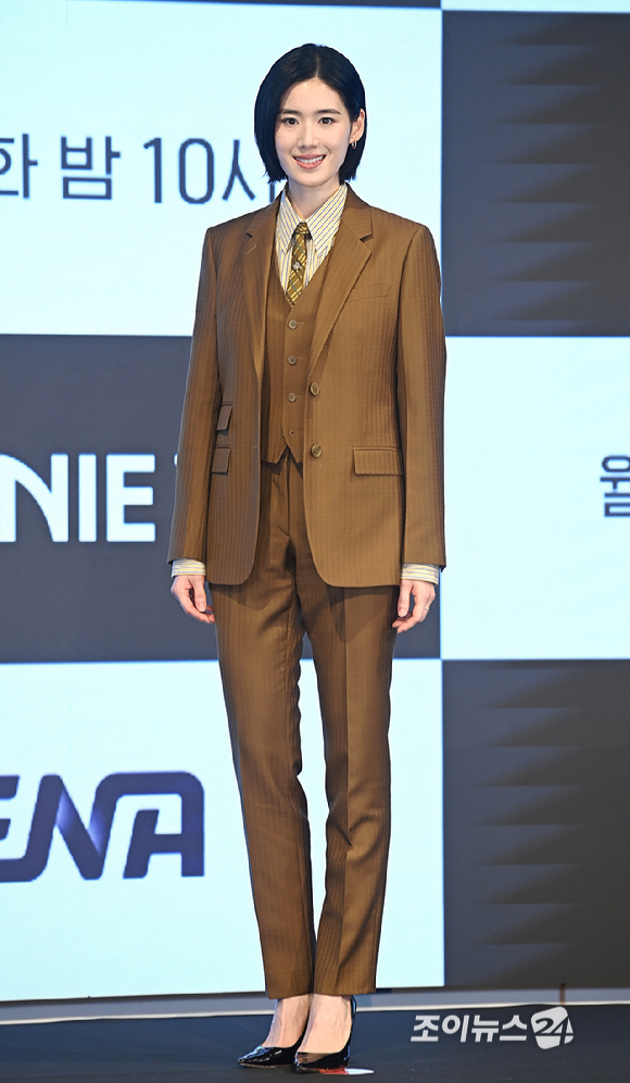 배우 정은채가 26일 서울 신도림동 디큐브시티 더세인트에서 진행된 ENA 새 월화드라마 '아너 : 그녀들의 법정' 제작발표회에서 포즈를 취하고 있다. [사진=곽영래 기자]