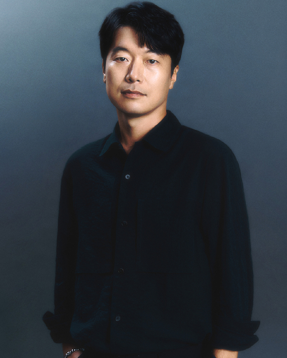 모완일 감독이 넷플릭스 시리즈 '아무도 없는 숲속에서' 인터뷰에서 포즈를 취하고 있다. [사진=넷플릭스]