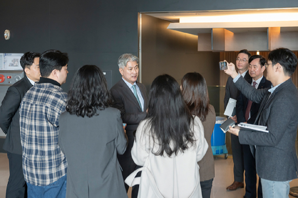 장세욱 동국홀딩스 부회장이 26일 서울 중구 수하동 본사 페럼타워에서 진행된 '제72기 정기주주총회' 이후 기자들과 만나 인터뷰를 하고 있다. [사진=동국홀딩스]