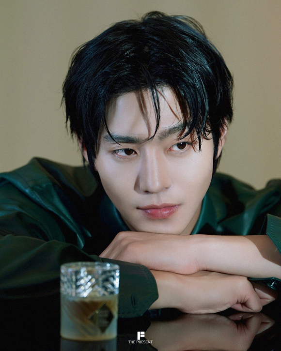 배우 안효섭이 화보 촬영에서 포즈를 취하고 있다. [사진=더프레젠트컴퍼니]