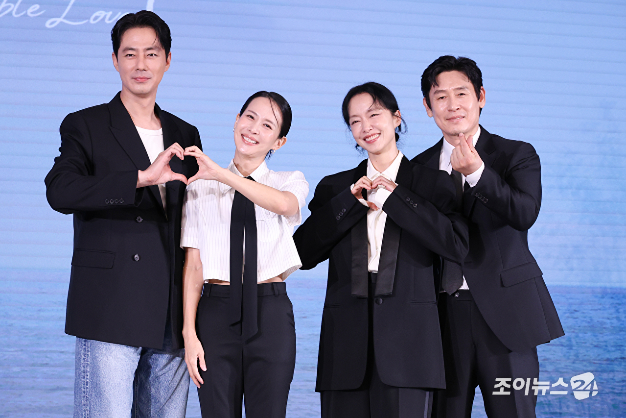 배우 조인성, 조여정, 전도연, 설경구가 25일 오전 서울 마포구 호텔 나루 서울 엠갤러리에서 진행된 넷플릭스 영화 '가능한 사랑'(감독 이창동) 제작보고회에 참석해 포즈를 취하고 있다. [사진=문수지 기자]