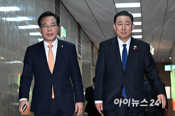 김병기(오른쪽) 더불어민주당 원내대표와 송언석 국민의힘 원내대표가 9일 국회에서 우원식 국회의장과 회동을 가진 뒤 의장실을 나서고 있다. [사진=곽영래 기자]