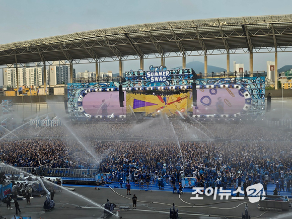 28일 인천 아시아드 주경기장에서 열린 '싸이흠뻑쇼 2025' 콘서트에서 로제가 열창하고 있다. [사진=이미영 기자]