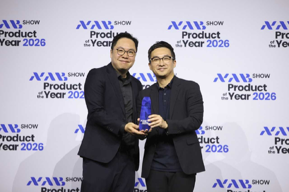 (왼쪽부터) 김동원, 배주한 SKT 엔터프라이즈설루션개발팀 매니저가 수상 후 기념사진을 촬영 중인 모습. [사진=SKT]