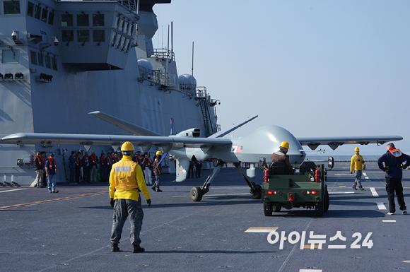 12일 포항 해상에 위치한 해군 독도함에서 실시된 '대형플랫폼 함정 무인기 운용 전투 실험' 에서 미국 제너럴 아토믹스(General Atomics)에서 개발 중인 고정익 무인기 모하비(Mojave)가 이륙을 준비하고 있다. [사진=사진공동취재단]